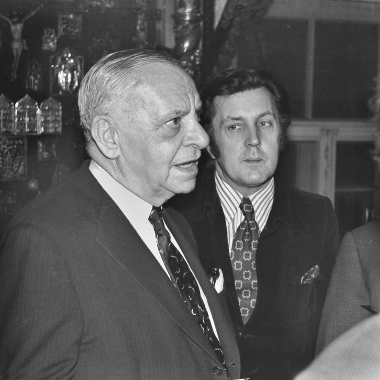 Американский бизнесмен Арманд Хаммер и Илья Глазунов в мастерской художника. Москва