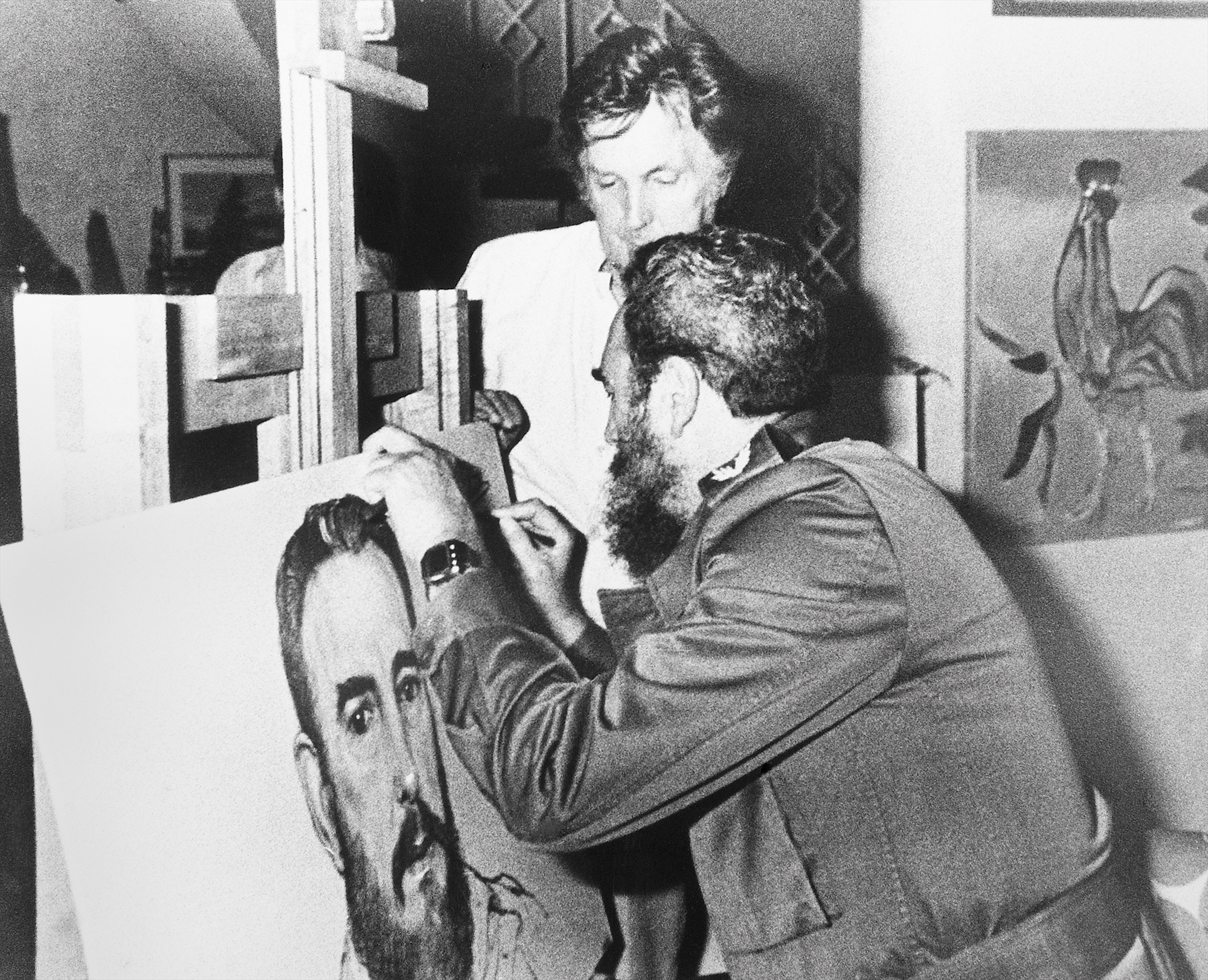 Фотография Фидель Кастро подписывает свой портрет. Гавана