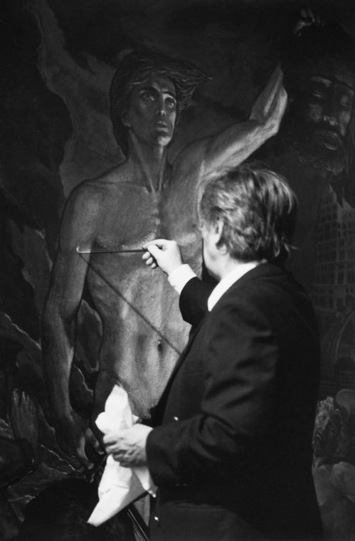 За работой над картиной «Гимн героям»