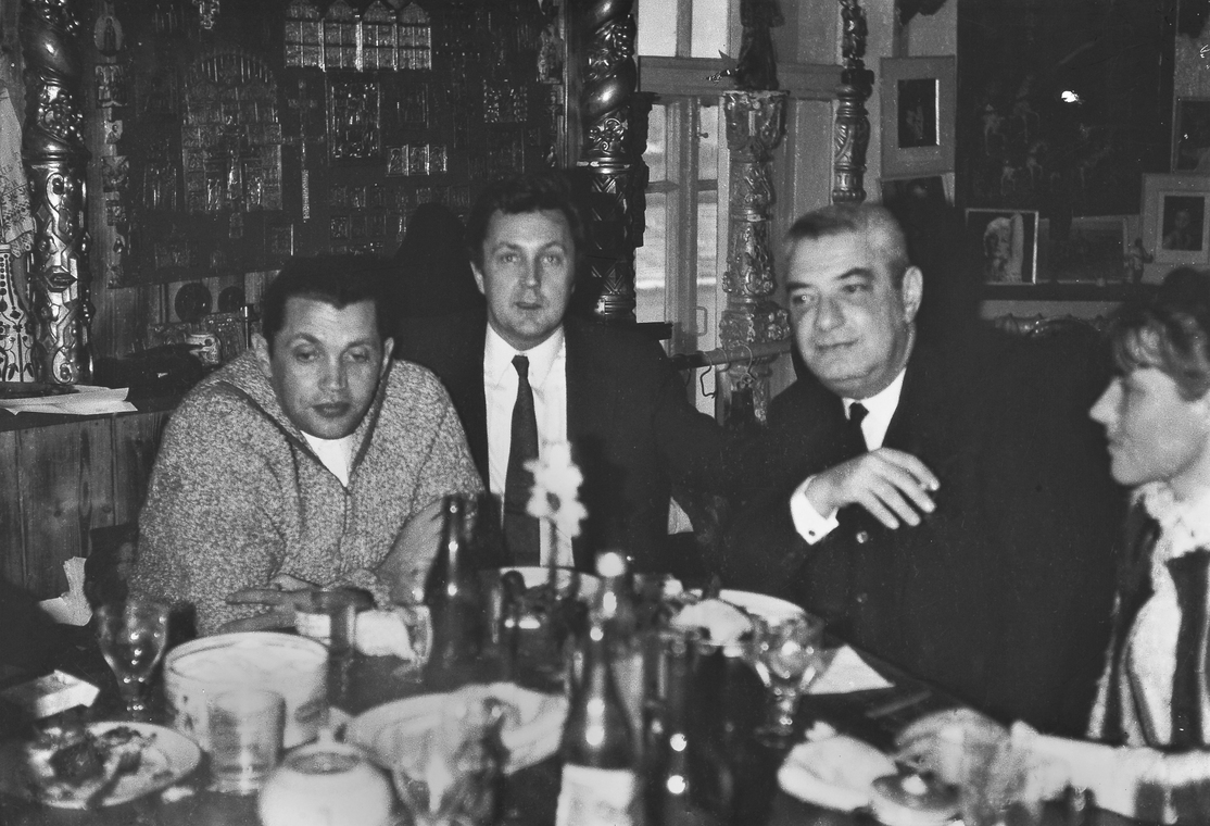 Роберт Рождественский, Илья Глазунов, Алекс Москович и Нина Виноградова-Бенуа в мастерской художника. Москва