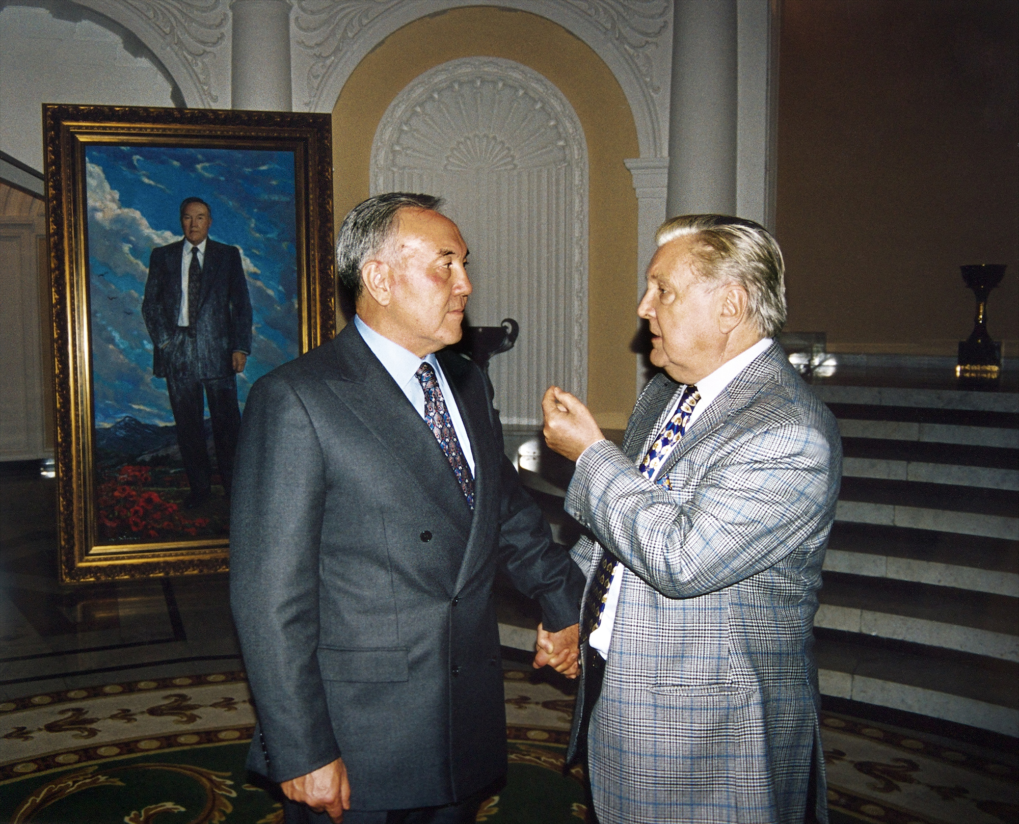 Президент Казахстана Н.А. Назарбаев и И.С. Глазунов у написанного портрета. Алма-Ата