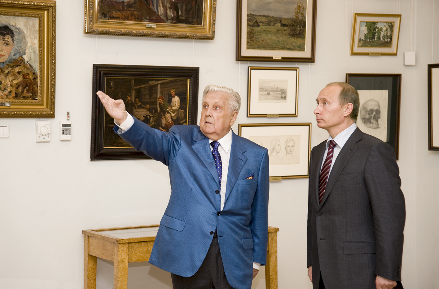 И.С. Глазунов и премьер-министр РФ В.В. Путин в галерее художника на улице Волхонка 13. Москва